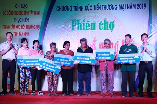 Khai mạc phiên chợ Hàng Việt về nông thôn tại Hoà Thành