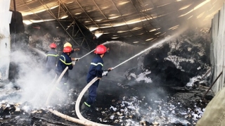 Cháy kho chứa bông phế liệu ở huyện Dương Minh Châu