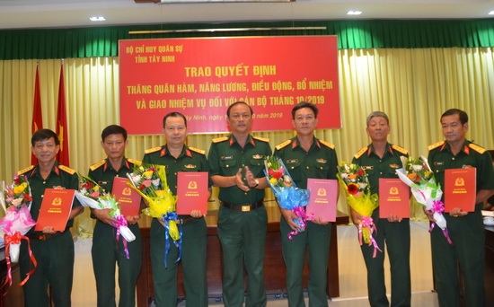 Bộ CHQS Tây Ninh: Trao quyết định thăng quân hàm