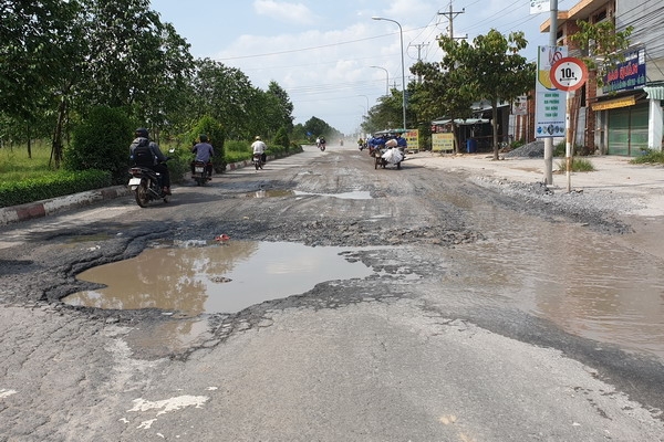 Nguy cơ tai nạn giao thông khi đường xuống cấp vào mùa mưa