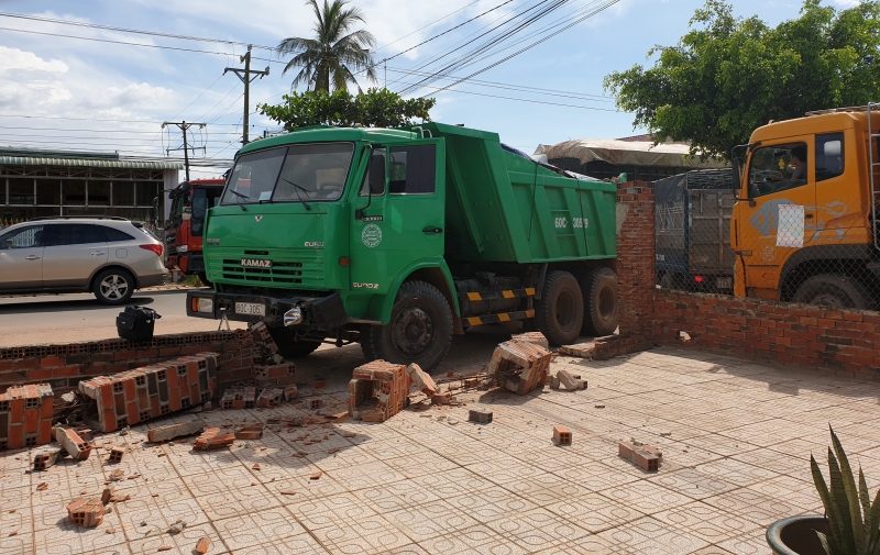 Châu Thành: Xe tải tông sập cổng nhà dân