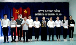 Huyện Dương Minh Châu: Trao học bổng khuyến tài