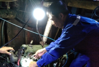 Trung tâm Hậu cần - Kỹ thuật đảo Sinh Tồn: Sửa chữa kịp thời sự cố máy tàu cá PY 91999 TS
