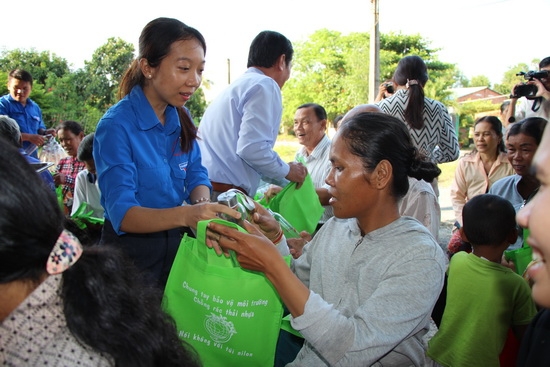 Thanh niên chung tay chống rác thải nhựa