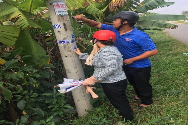 Ra quân bóc gỡ, thu gom băng rôn, quảng cáo cho vay tiền