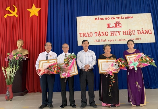 Trao huy hiệu 50, 40 và 30 năm tuổi đảng.