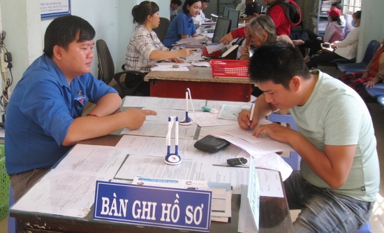 Tuổi trẻ Tân Biên hưởng ứng “Ngày thứ 2, thứ 6 tình nguyện hỗ trợ giải quyết thủ tục hành chính cho nhân dân”