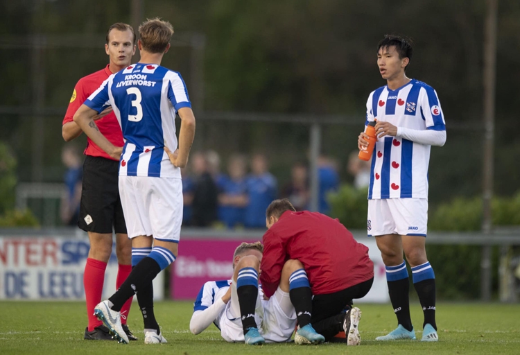 Đoàn Văn Hậu đá chính trong trận thua đậm của Jong Heerenveen