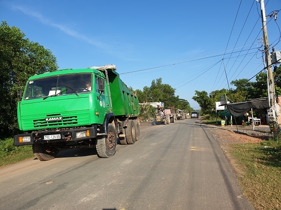 Cần tăng cường tuần tra, xử lý xe tải nặng trên đường 796 