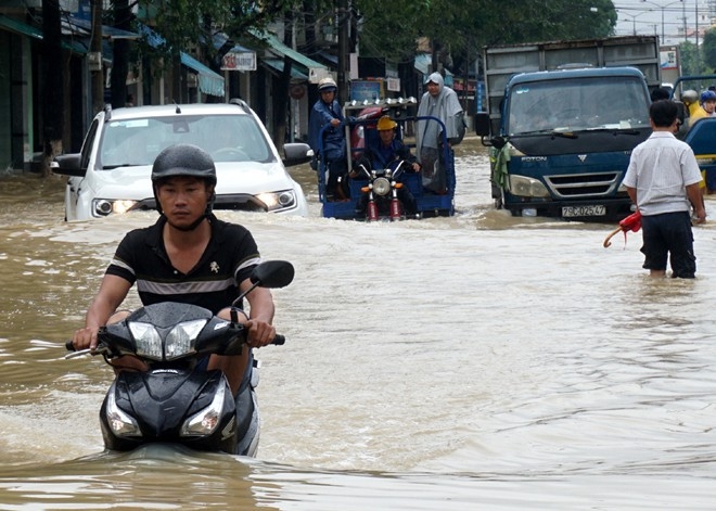 Bão số 6 cách đất liền 300km, cảnh báo ngập úng các đô thị