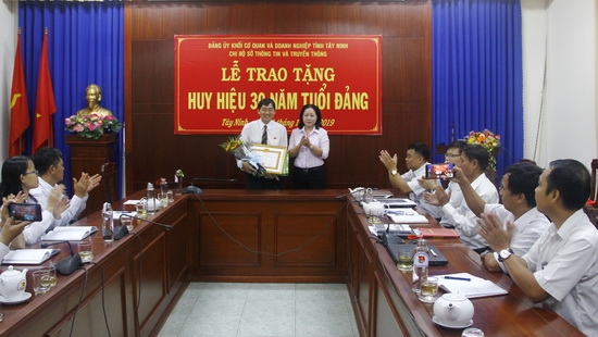 Trao Huy hiệu 30 năm tuổi Đảng.