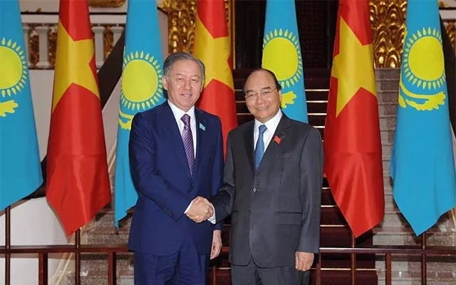 Thủ tướng Nguyễn Xuân Phúc tiếp Chủ tịch Hạ viện Kazakhstan