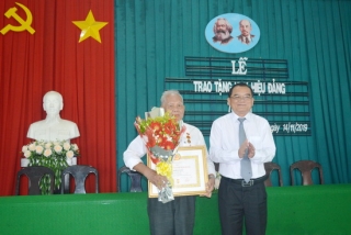Phó Bí thư Thường trực Tỉnh uỷ trao huy hiệu Đảng ở Hòa Thành