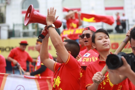 Cổ động viên 'tiếp lửa' cho đội tuyển trước trận đấu giữa Việt Nam - UAE