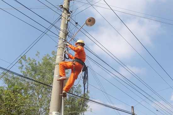 Chi đoàn Điện lực Gò Dầu thắp sáng đường quê tại ấp Cầu Sắt