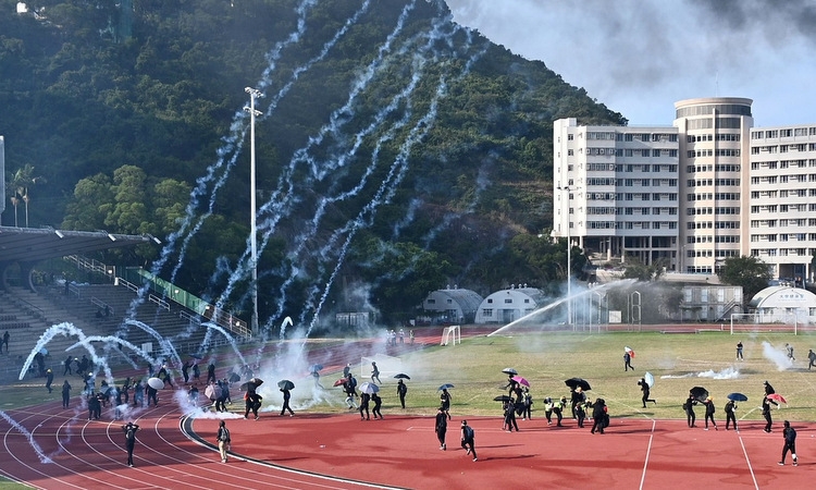 Việt Nam hỗ trợ đưa sinh viên ở Hong Kong về nước