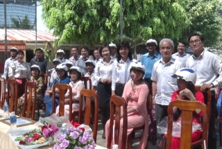 Huyện Dương Minh Châu: Tặng 300 mũ bảo hiểm cho giáo viên