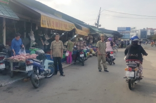 Xử lý nghiêm tình trạng mua bán lấn chiếm lề đường quanh chợ Long Hoa