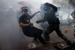 Cảnh sát Hong Kong và người biểu tình đối đầu ở trường đại học
