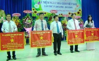 Họp mặt kỷ niệm 37 năm Ngày Nhà giáo Việt Nam