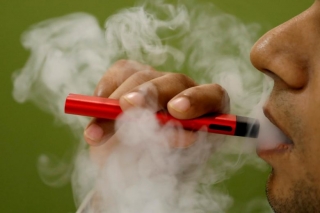 Nhiễm ‘phổi bỏng ngô’ vì hút thuốc lá điện tử