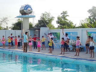Gò Dầu: Mở lớp bơi miễn phí cho trẻ em