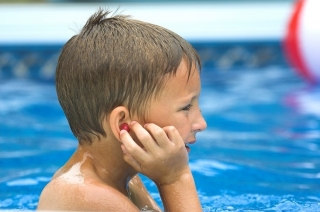 Lắc đầu đẩy nước khỏi tai có thể tổn thương não