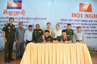 Tổng kết hoạt động hợp tác giữa Ban CHQS Tân Châu với Chi khu quân sự huyện Memot, tỉnh Tbong Khmum