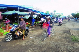 Xử lý nghiêm tình trạng mua bán lấn chiếm lòng, lề đường quanh chợ Long Hoa