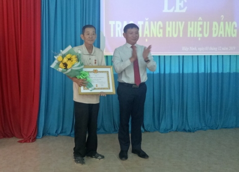 Trao huy hiệu Đảng cho đảng viên phường Hiệp Ninh