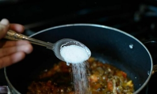 Bí kíp giảm lượng muối cho người ăn quá mặn