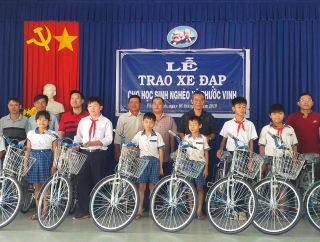 Tặng xe đạp cho học sinh nghèo