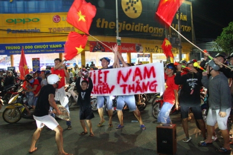 Hàng ngàn người hâm mộ xuống đường mừng chiến thắng của U22 Việt Nam