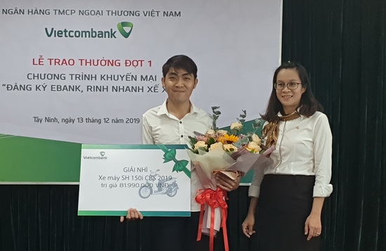 Trao thưởng khách hàng trúng khuyến mãi “Đăng ký Ebank, rinh nhanh xế xịn”