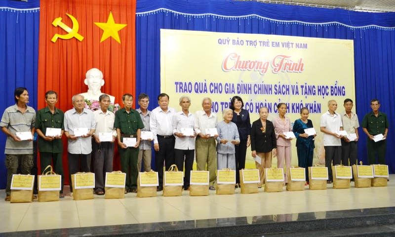 Phó Chủ tịch Nước thăm, tặng quà tại TP.Tây Ninh