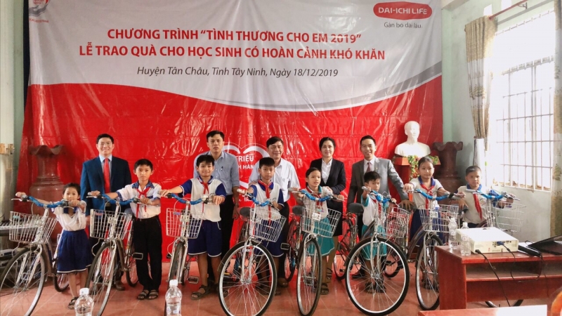 Trao 15 xe đạp cho học sinh có hoàn cảnh khó khăn