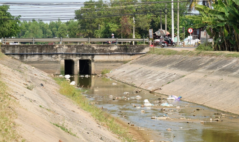 Rác dồn ứ tại cống kênh TN17