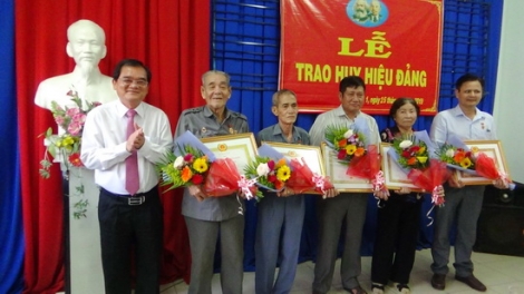 Trao huy hiệu Đảng đợt 2.9 và 7.11.2019