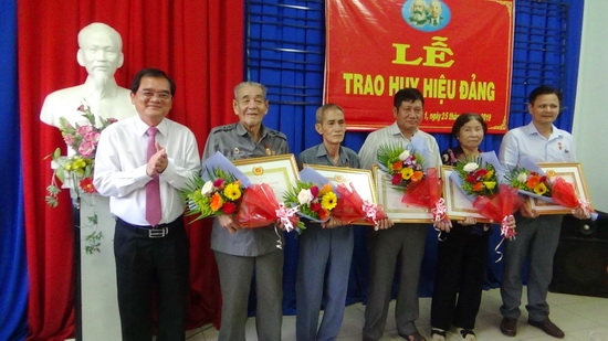 Trao huy hiệu Đảng đợt 2.9 và 7.11.2019