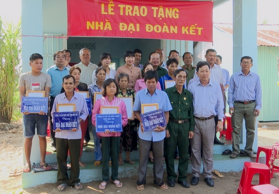 Bến Cầu: Bàn giao 10 căn nhà đại đoàn kết cho hộ nghèo