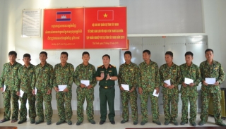 Bộ CHQS Tây Ninh thăm các học viên Campuchia