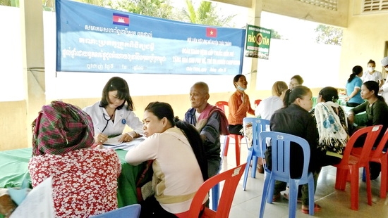 Châu Thành: Khám bệnh tặng quà cho người dân Campuchia