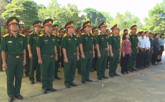 Đoàn công tác Bộ Quốc phòng viếng Nghĩa trang liệt sĩ Đồi 82