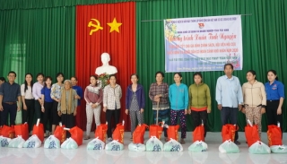 Đoàn khối Cơ quan và Doanh nghiệp tỉnh tặng quà tết tại xã Tân Hưng