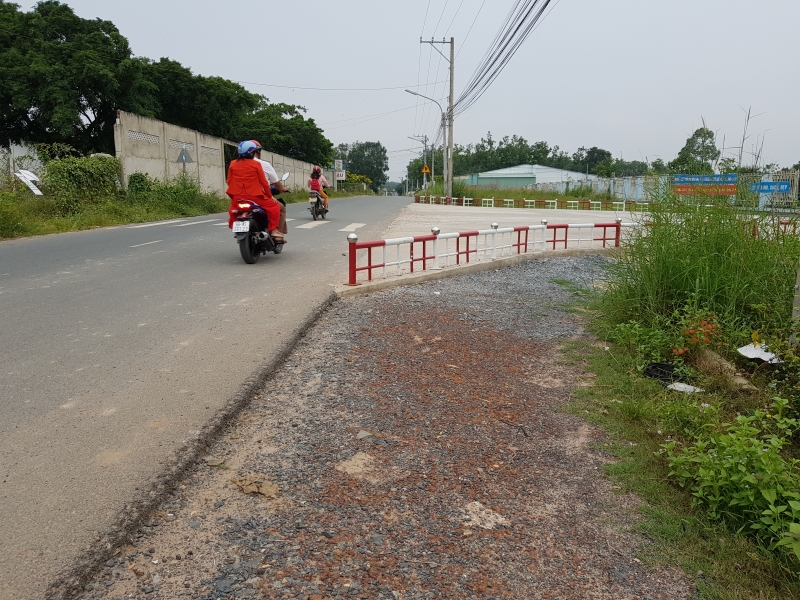 Hàng rào nguy hiểm trước cổng Bệnh viện Y học cổ truyền