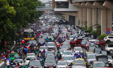 'Tắc đường, ngồi trong ôtô hàng tiếng còn hơn trên xe máy 30 phút'