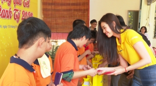 Ngân hàng Nam Á tặng quà tết cho trẻ em khuyết tật