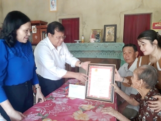 Mừng thọ các cụ 100 tuổi và thăm gia đình chính sách ở Gò Dầu