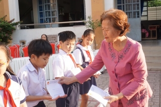 Trao học bổng, quà tết cho học sinh Trường tiểu học Bùi Thị Xuân