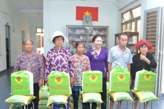 Trao quà tết cho người cao tuổi nghèo xã Tiên Thuận